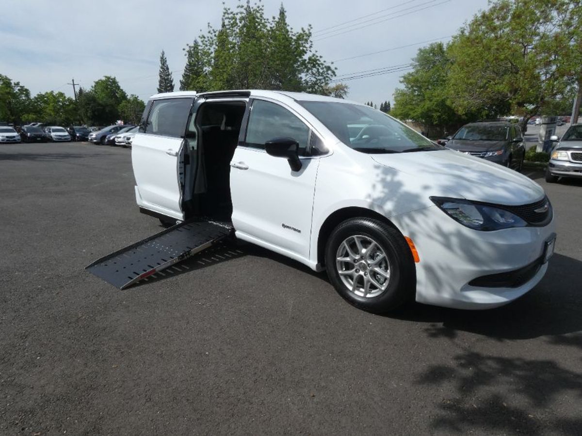 2024 CHRYSLER VOYAGER - Image 1