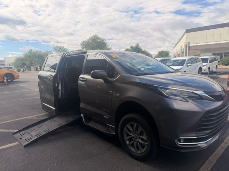Used 2021 Toyota Sienna Hybrid XLE - BraunAbility Side Entry Fold Out Automatic Ramp