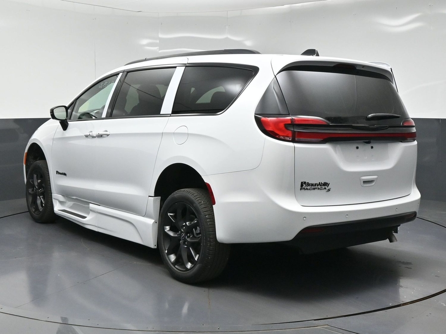 White Chrysler Pacifica image number 2