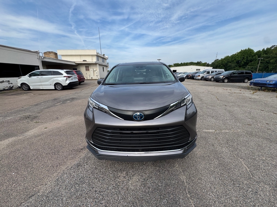 Grey Toyota Sienna image number 1