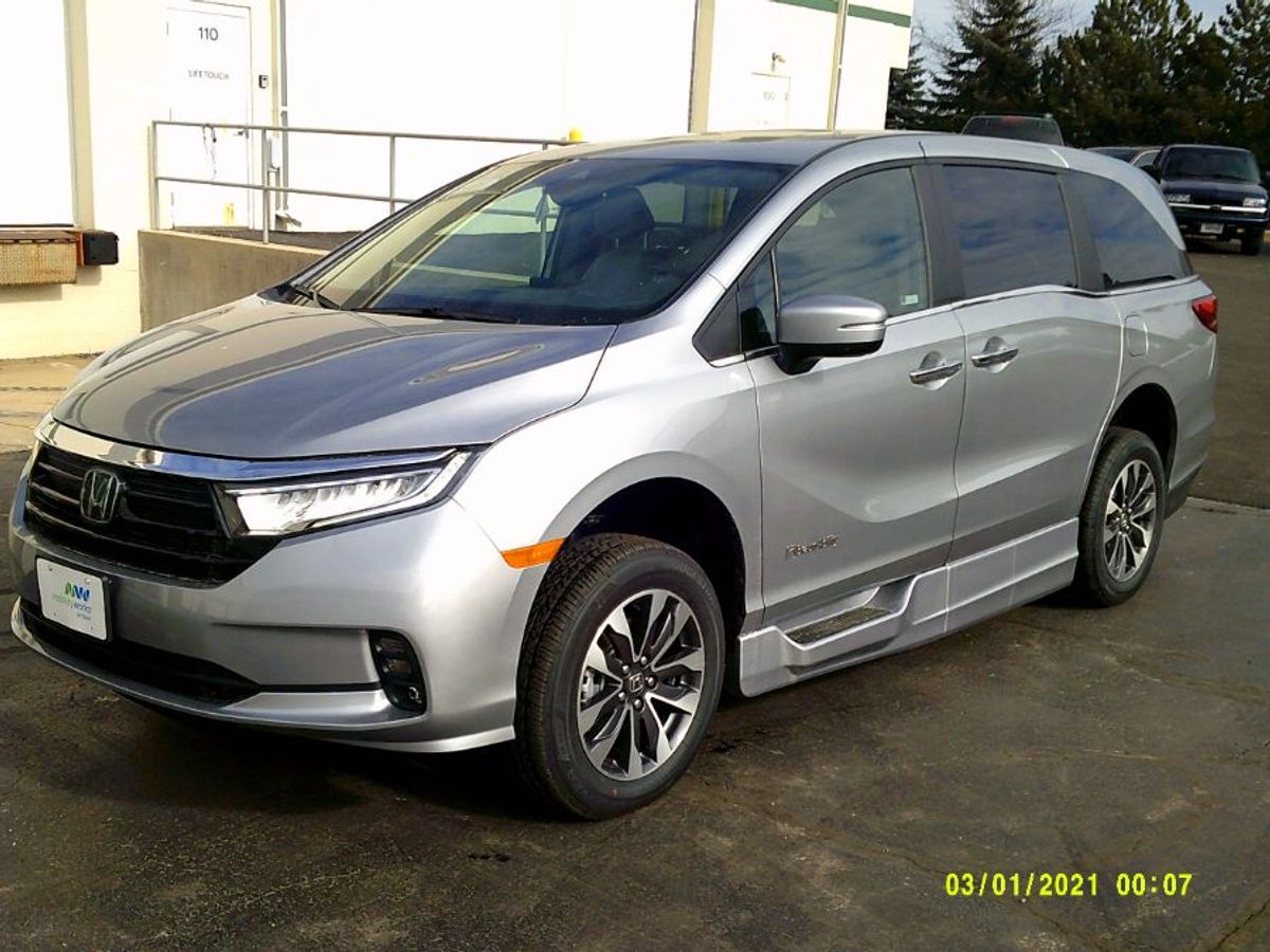Silver Honda Odyssey image number 3