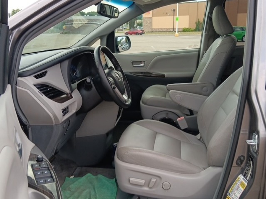 2017 Toyota Sienna XLE - Photo 9