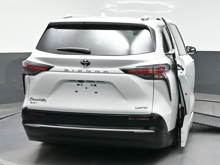 New 2026 Toyota Sienna Hybrid Limited - BraunAbility Side Entry In Floor Automatic Ramp