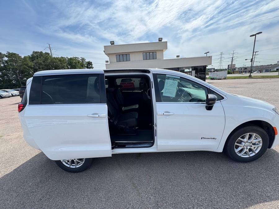White Chrysler Voyager image number 3