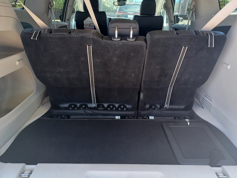 White Chrysler Pacifica image number 18