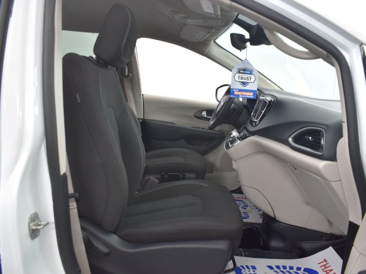 White Chrysler Voyager image number 8