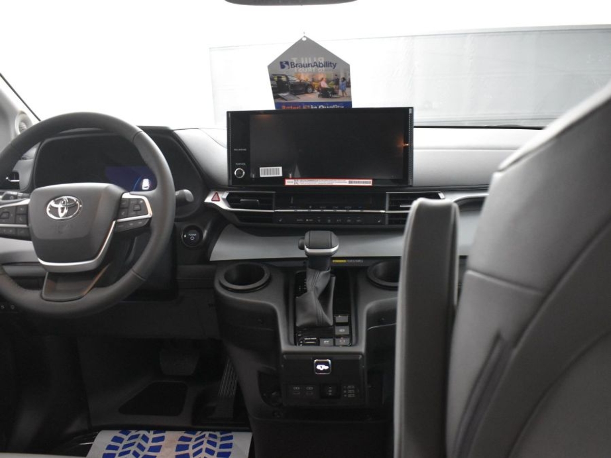 2025 TOYOTA SIENNA - Image 13