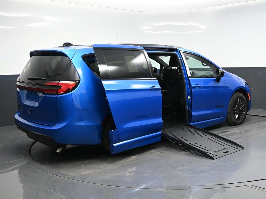 New 2027 Chrysler Pacifica Select Sport - BraunAbility Side Entry Fold Out Automatic Ramp