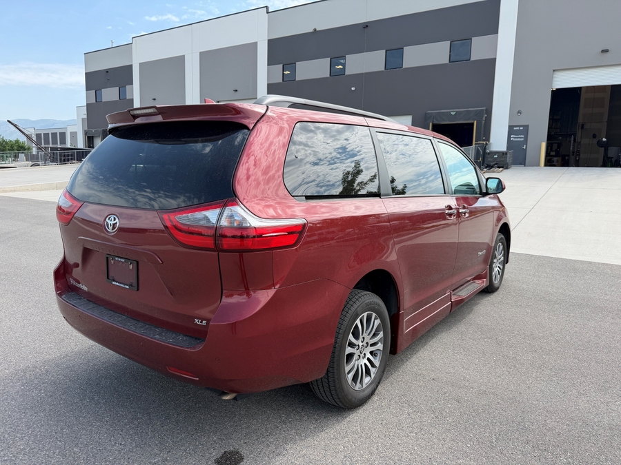 Used 2020 Toyota Sienna XLE - BraunAbility Side Entry In Floor Automatic Ramp