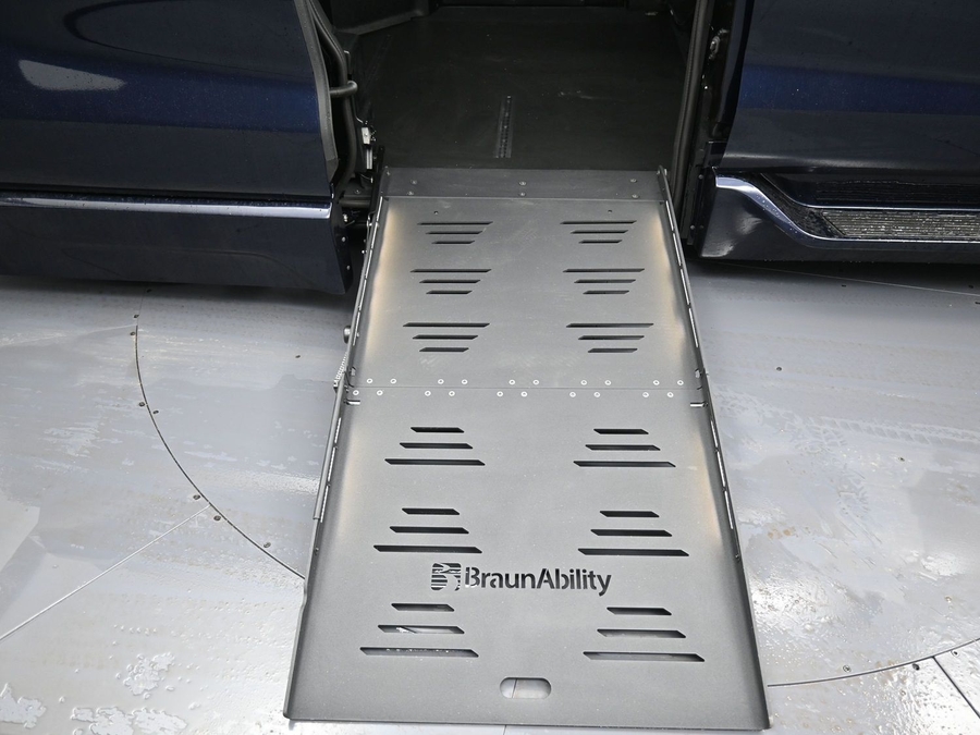 New 2025 Toyota Sienna Hybrid XLE Plus - BraunAbility Side Entry Entry Fold Out Automatic Ramp