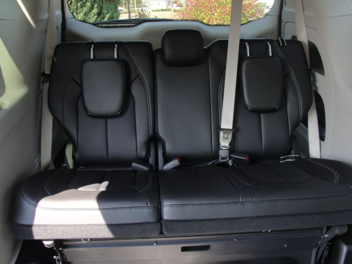 White Chrysler Pacifica image number 14