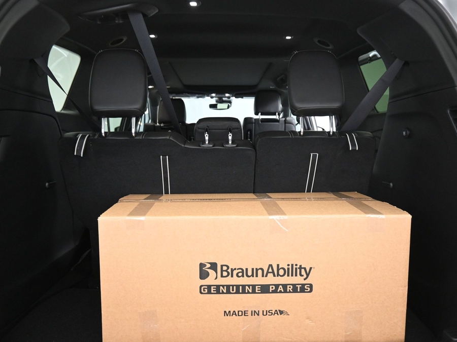 New 2026 Chrysler Pacifica Select Plus - BraunAbility Side Entry Entry In Floor Automatic Ramp