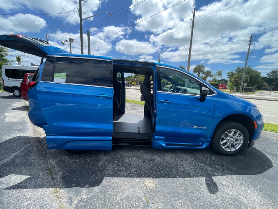 Blue Chrysler Pacifica image number 15