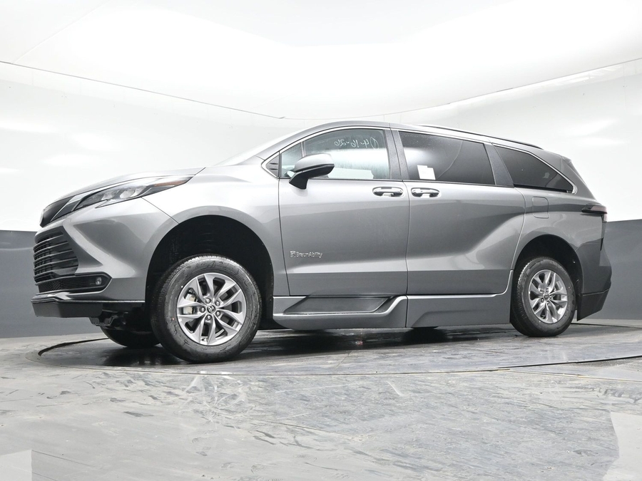 Grey Toyota Sienna image number 18