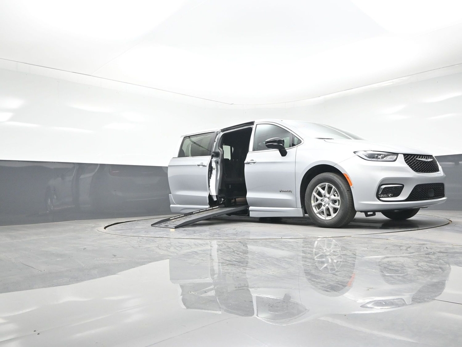 Silver Chrysler Pacifica image number 15