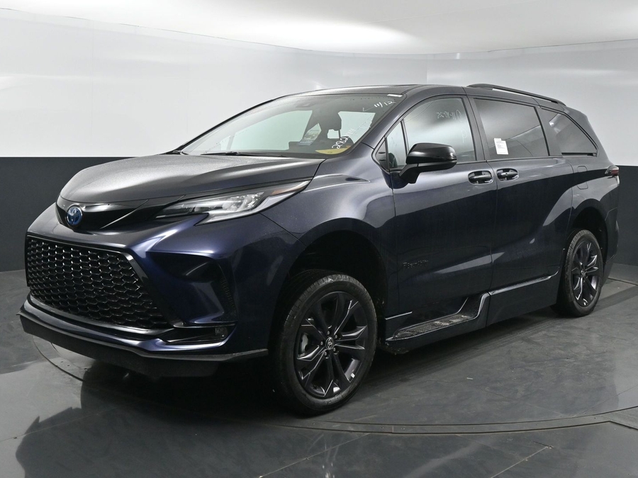 New 2025 Toyota Sienna Hybrid XSE Sport - BraunAbility Side Entry Entry Fold Out Automatic Ramp