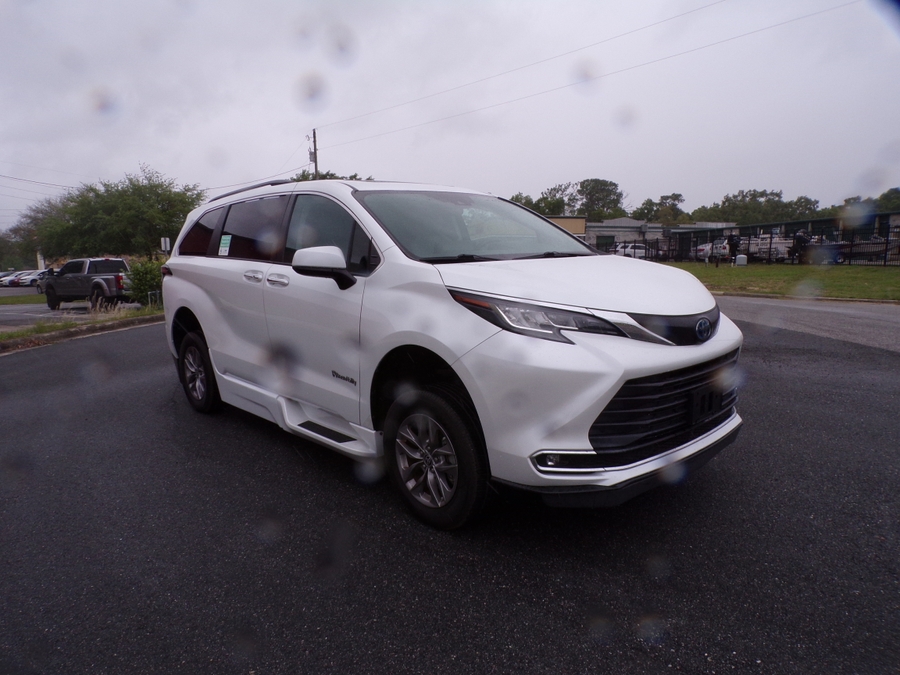 White Toyota Sienna image number 4