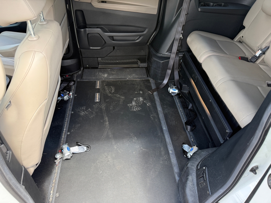 White Honda Odyssey image number 13
