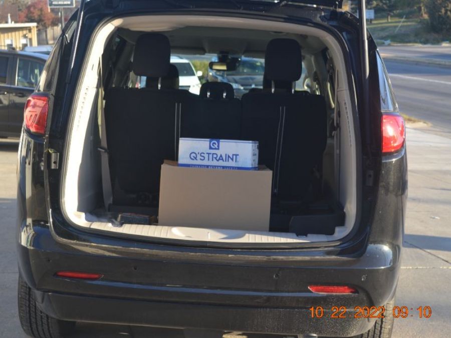 Black Chrysler Voyager image number 10