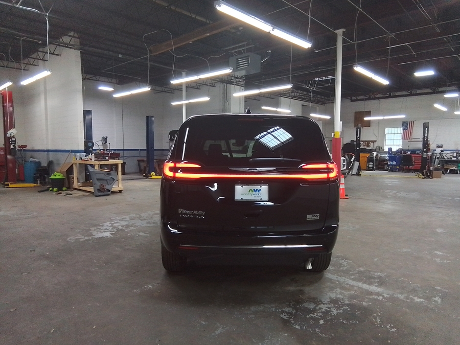 Black Chrysler Pacifica image number 30
