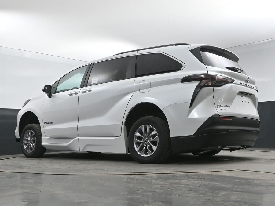 New 2026 Toyota Sienna Hybrid XLE Add - BraunAbility Side Entry Entry In Floor Automatic Ramp