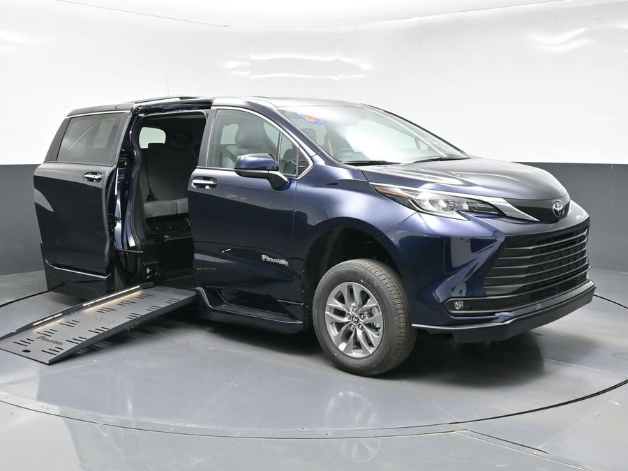 New 2026 Toyota Sienna Hybrid XLE Base - BraunAbility Side Entry Entry Fold Out Automatic Ramp