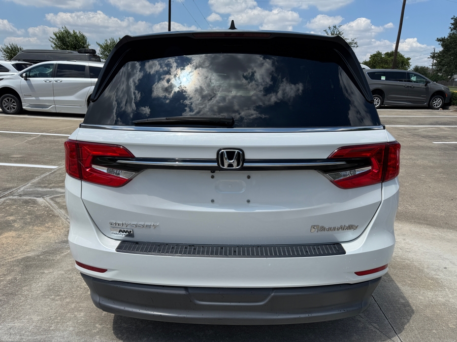 White Honda Odyssey image number 3