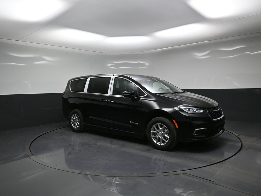 Black Chrysler Pacifica image number 17