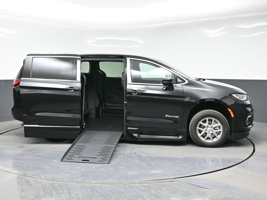 Black Chrysler Pacifica image number 4