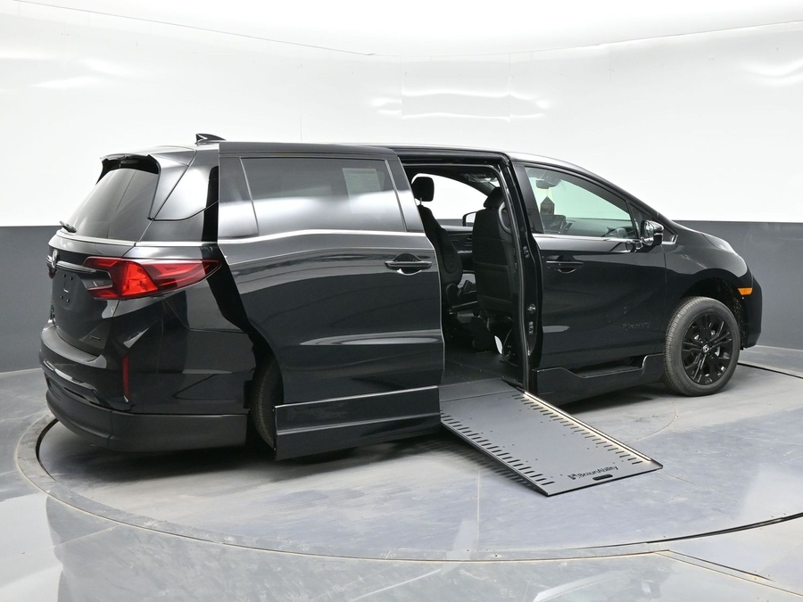 Black Honda Odyssey image number 4
