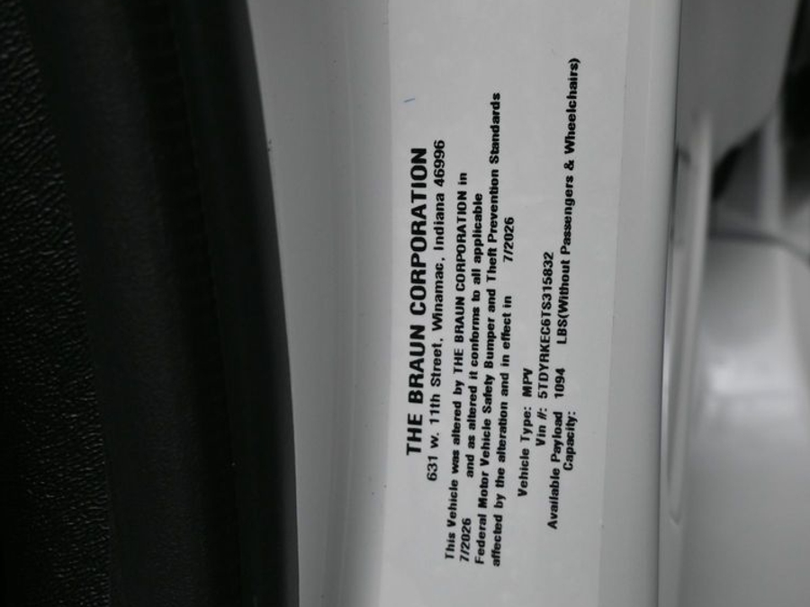 White Toyota Sienna image number 31