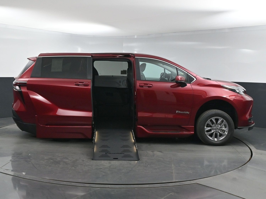 New 2025 Toyota Sienna Hybrid LE - BraunAbility Side Entry Entry Fold Out Automatic Ramp