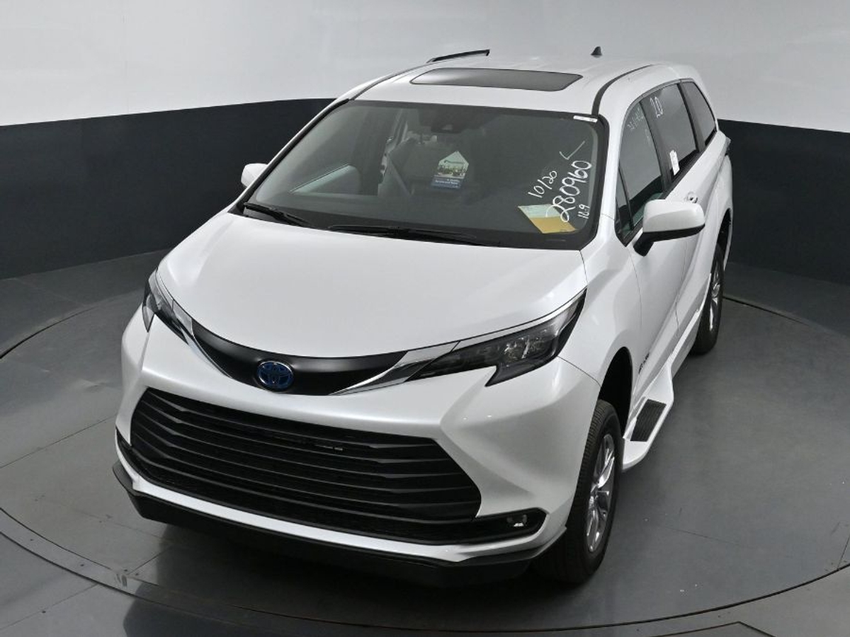 White Toyota Sienna image number 22