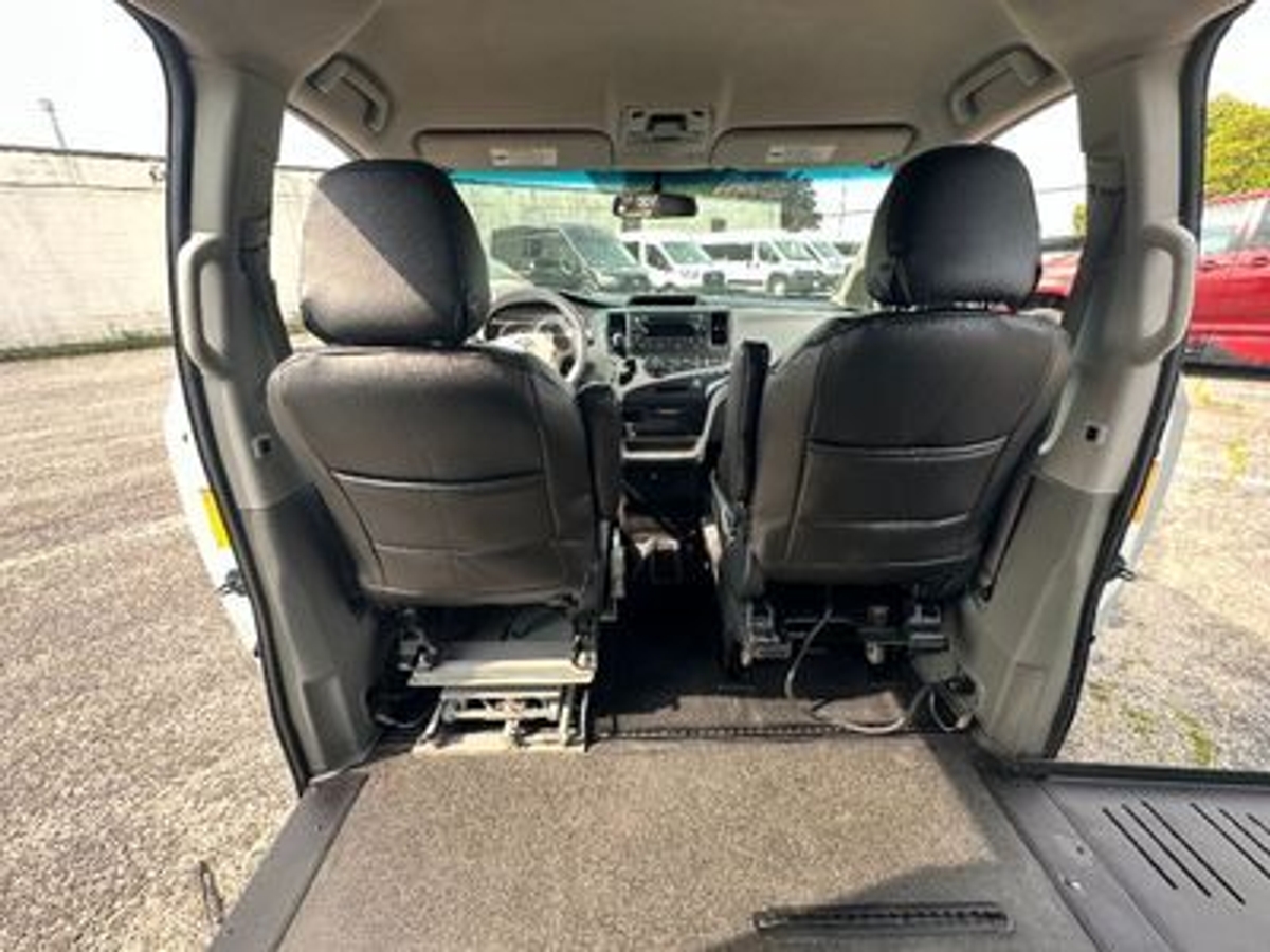 2011 TOYOTA SIENNA - Image 5