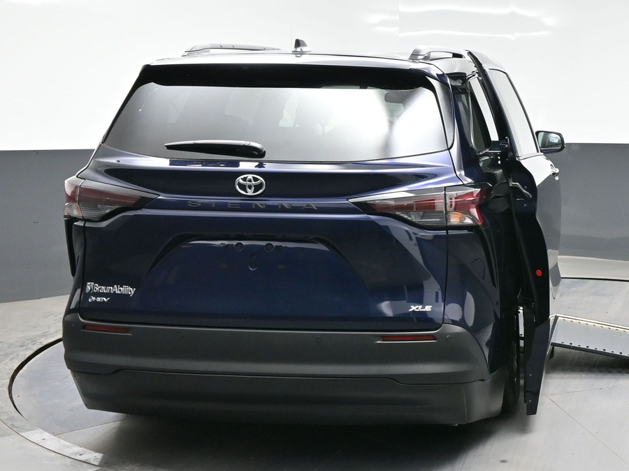 Blue Toyota Sienna image number 5