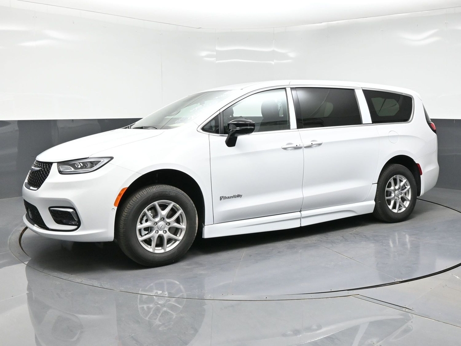 2026 Chrysler Pacifica's photo