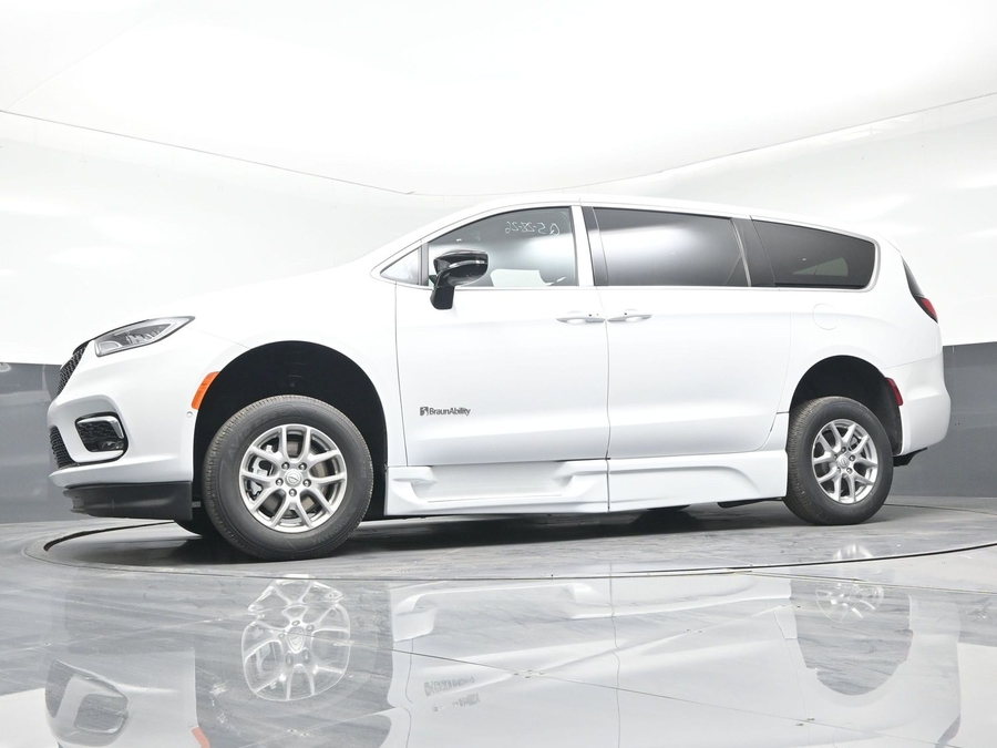 New 2026 Chrysler Pacifica Select Safety - BraunAbility Side Entry Entry Fold Out Automatic Ramp