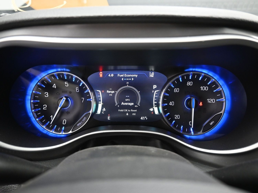 Black Chrysler Pacifica image number 15