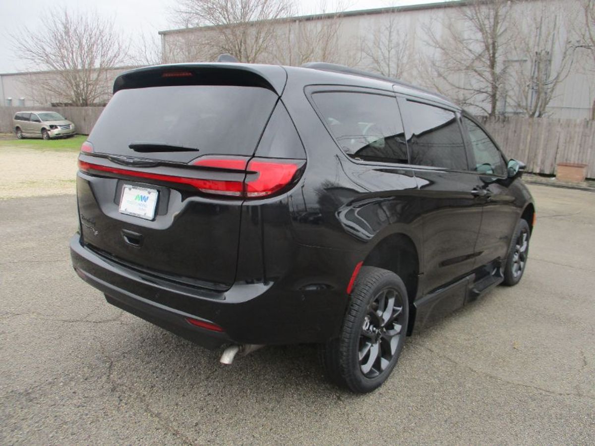 2023 CHRYSLER PACIFICA - Image 8