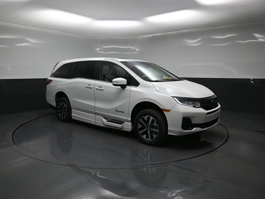 White Honda Odyssey image number 14