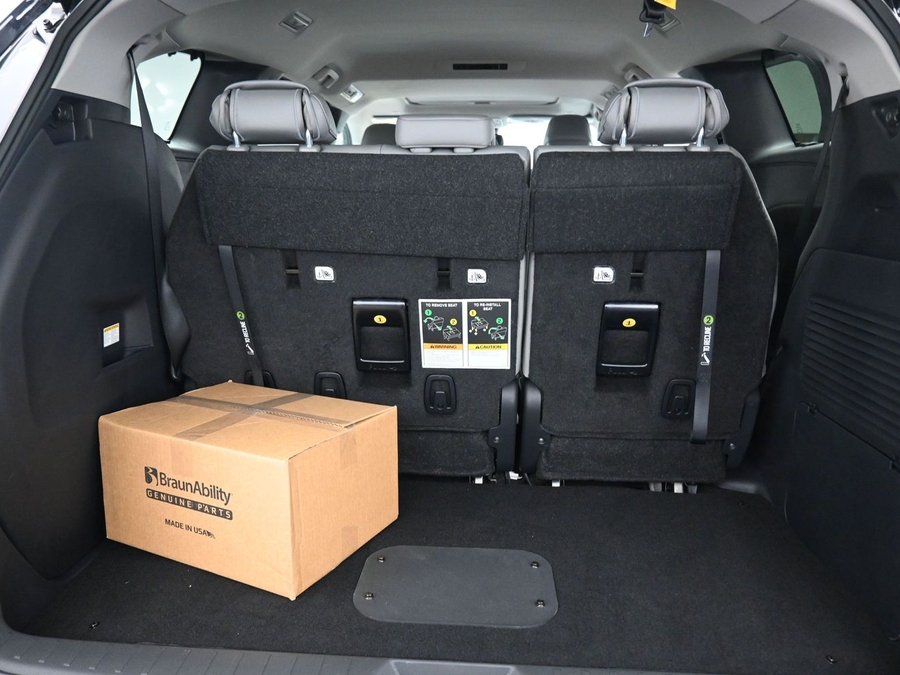 New 2026 Toyota Sienna Hybrid XLE Base - BraunAbility Side Entry Fold Out Automatic Ramp