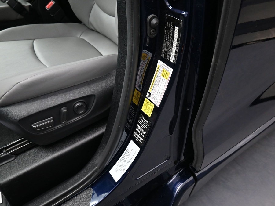 Blue Toyota Sienna image number 16