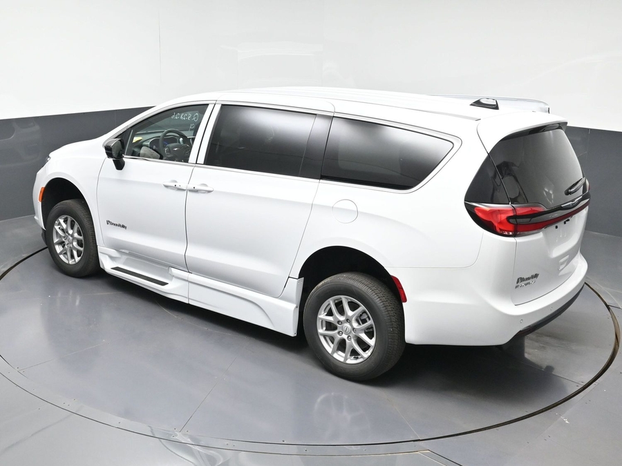 White Chrysler Pacifica image number 21