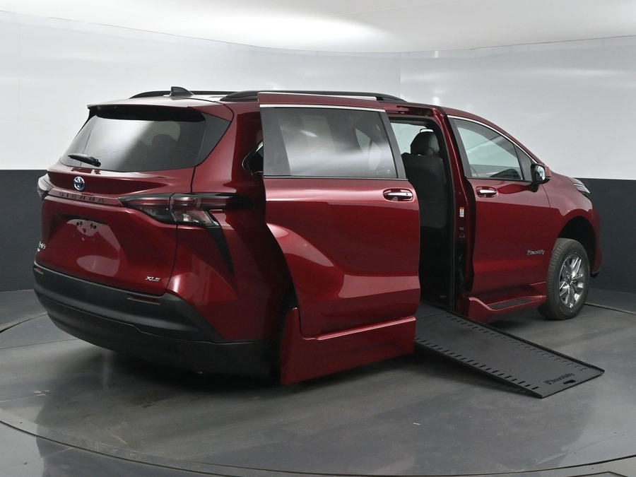 New 2025 Toyota Sienna Hybrid XLE Plus - BraunAbility Side Entry Entry In Floor Automatic Ramp