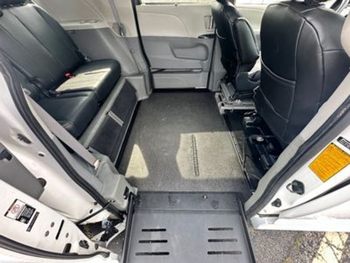 2011 TOYOTA SIENNA - Image 4