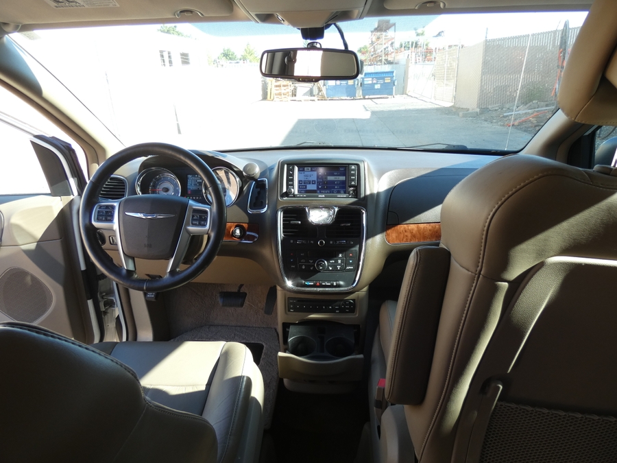  Chrysler Town and Country image number 3