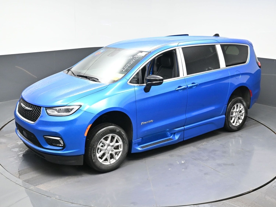 New 2026 Chrysler Pacifica Select Safety - BraunAbility Side Entry Entry In Floor Automatic Ramp