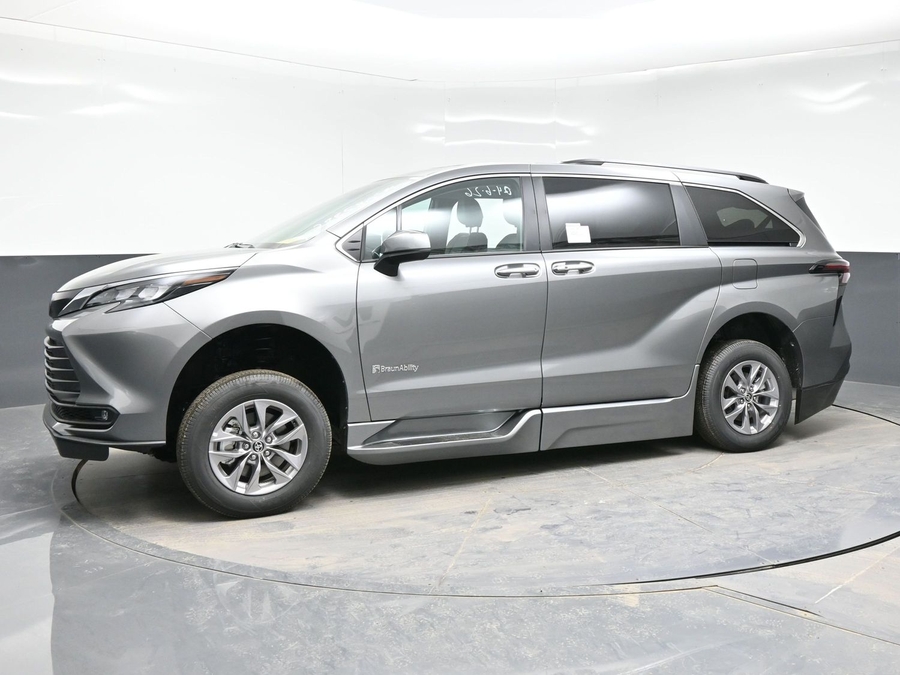 Grey Toyota Sienna image number 2