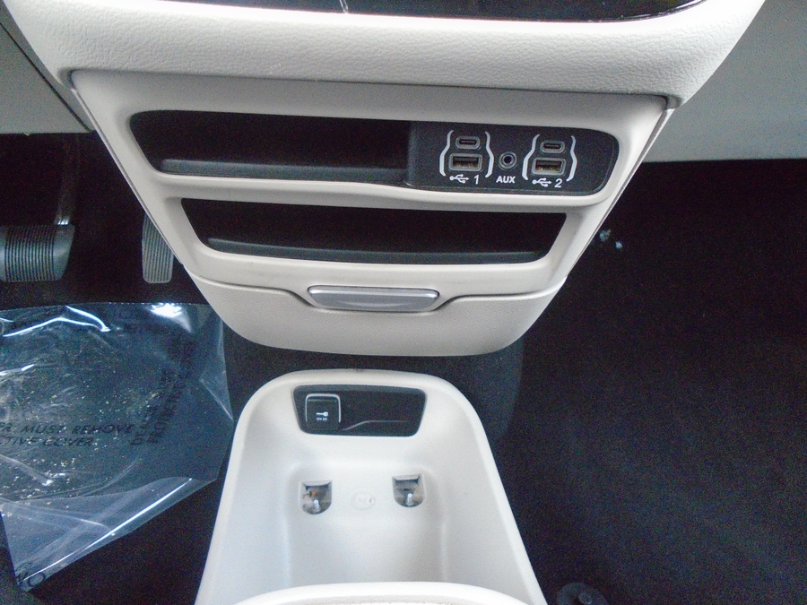 White Chrysler Pacifica image number 17