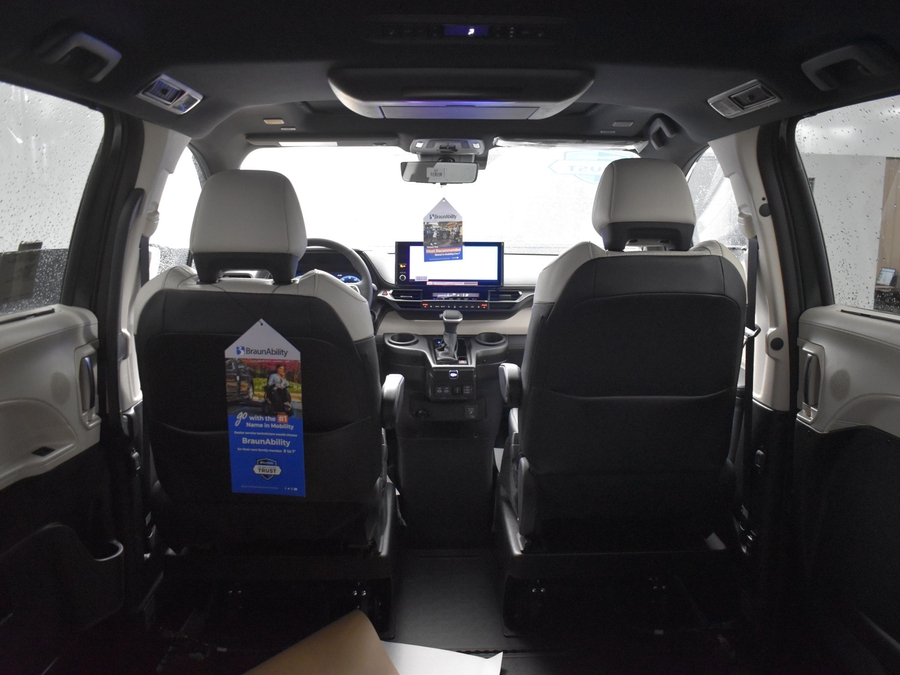 New 2026 Toyota Sienna Hybrid XLE Base - BraunAbility Side Entry Entry Fold Out Automatic Ramp